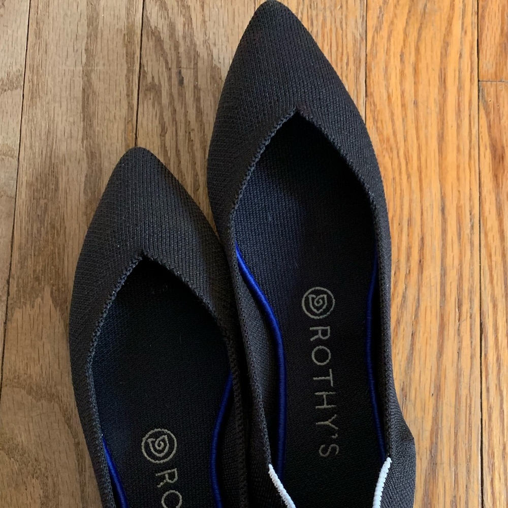 Black rothys point with white halo